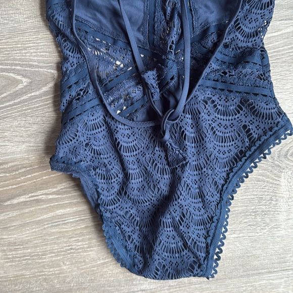 NEW Becca Womens Colorplay Crochet High Neck One-Piece Swimsuit Navy Small - Picture 4 of 9